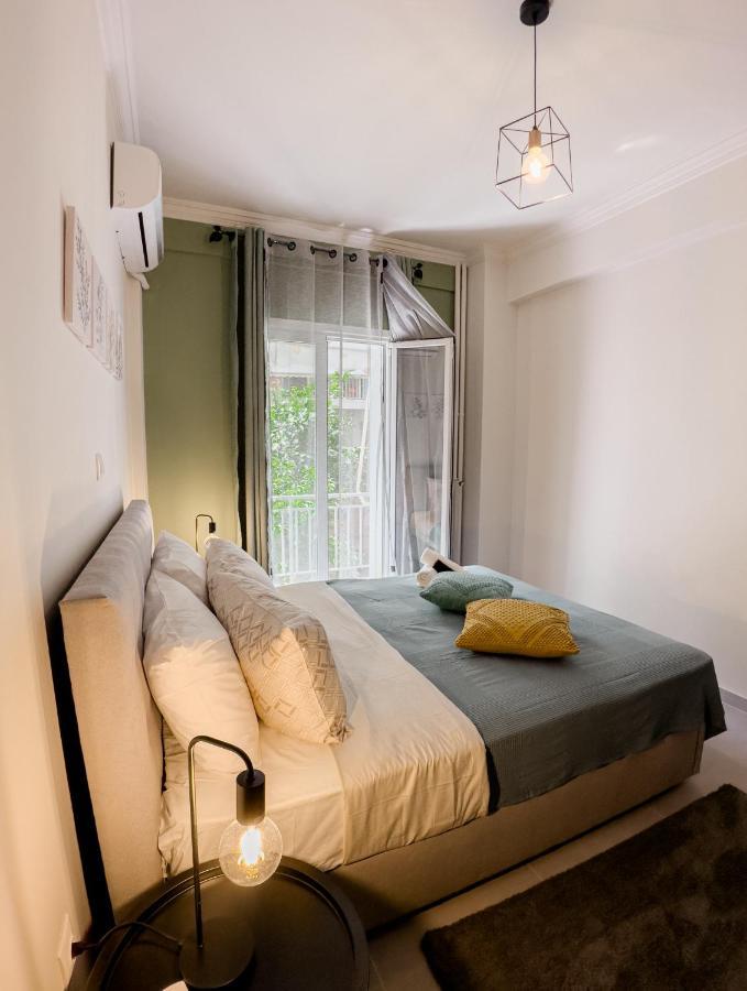 Metro Chic Haven: Modernized Urban Studio Near The Tram Atenas Exterior foto