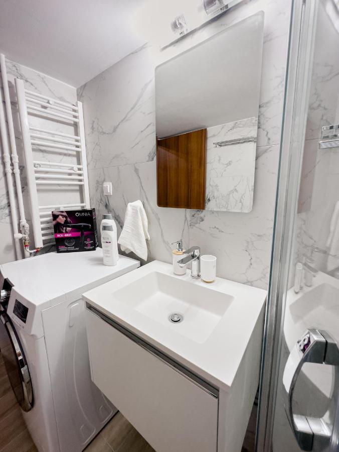 Metro Chic Haven: Modernized Urban Studio Near The Tram Atenas Exterior foto